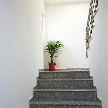 Reve De 3* Тирана