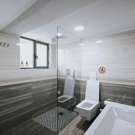 Reve De 3* Тирана